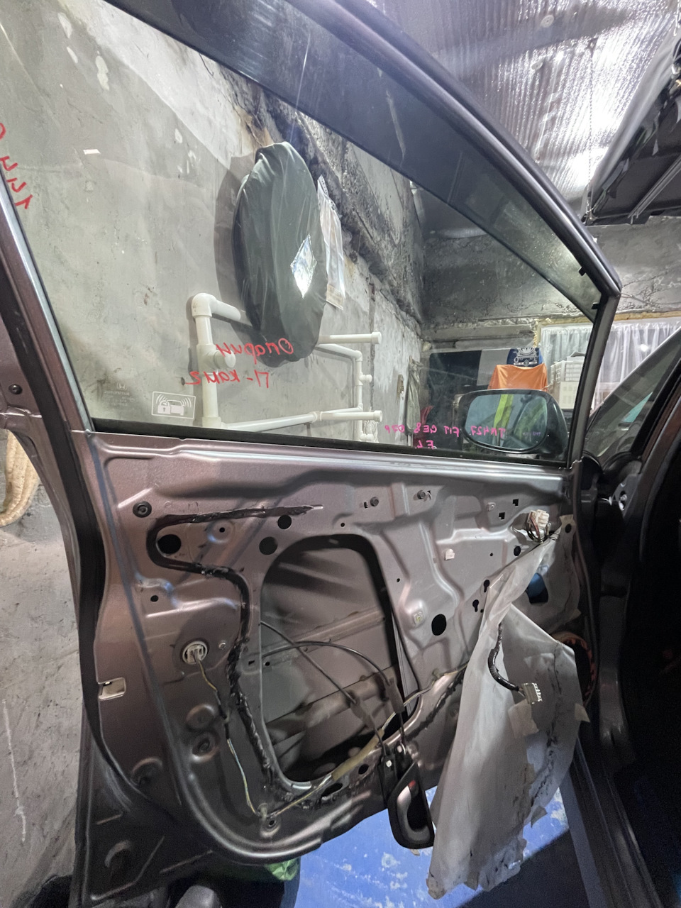 Стекло снимается элементарно. Опустил, открутил, вынул-всунул, прикрутил — Honda Fit (2G)