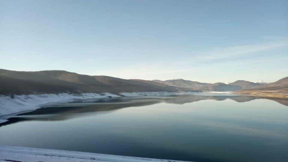 А вот и водохранилище. Вода, горы, красотища. Становится прохладнее. — Nissan Patrol (Y60)