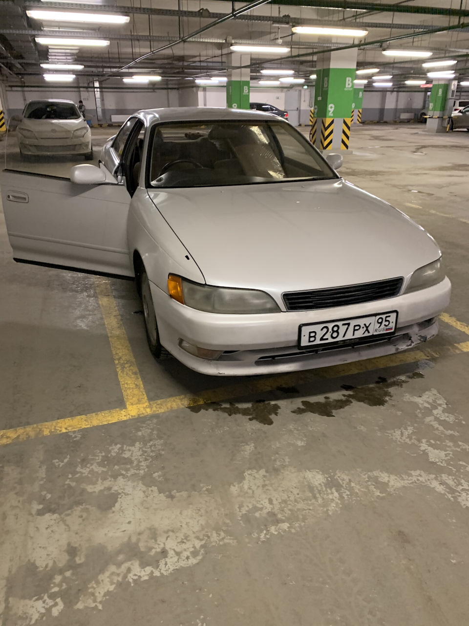 Тут видно, что хром остался на ободе решетки — Toyota Mark II (90)