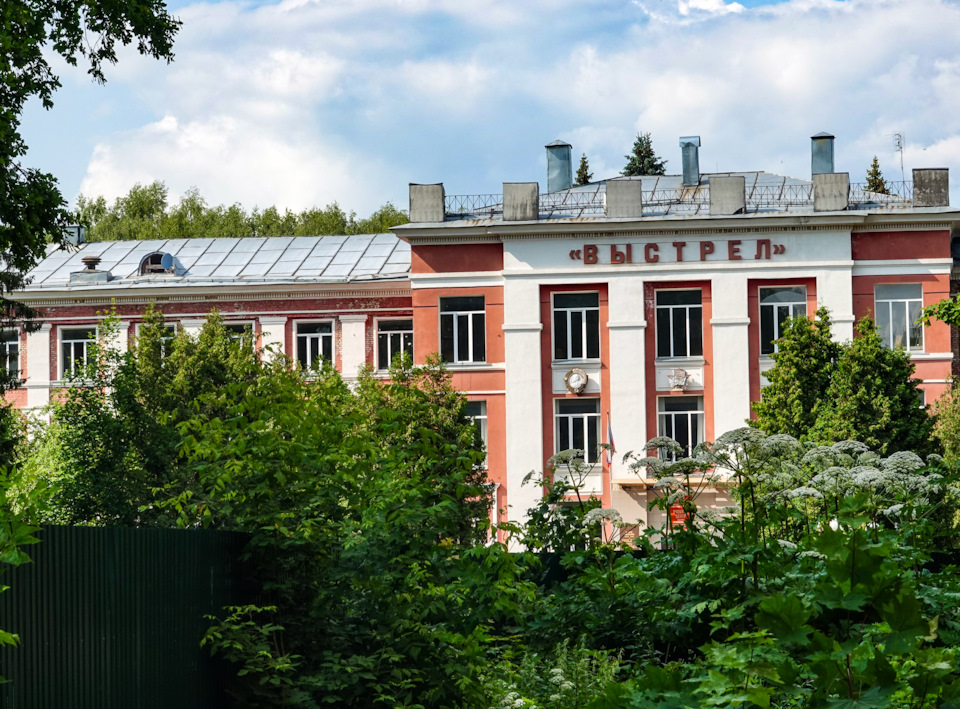 С переменным успехом Высшие офицерские орденов Ленина и Октябрьской Революции, Краснознамённые курсы «Выстрел» имени Маршала Советского Союза Б.М. Шапошникова работают и сейчас. — ГАЗ Соболь 4х4
