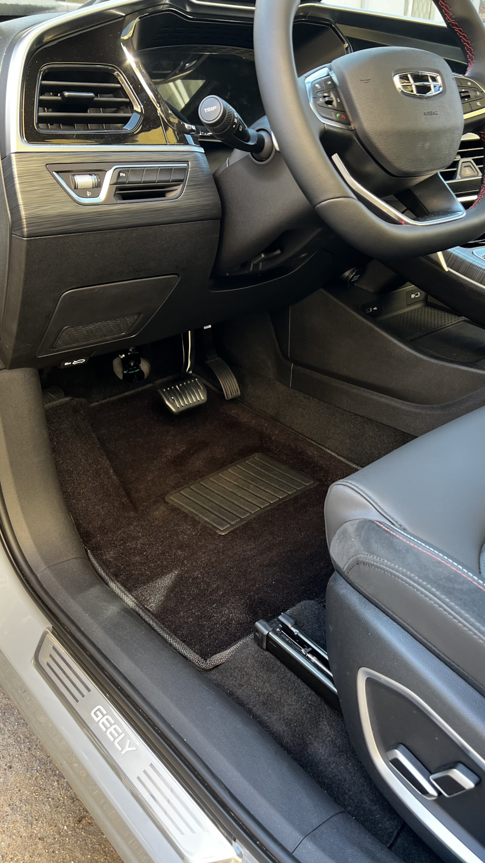 Водительская сторона — Geely Tugella