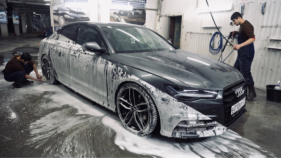 Андриенн Леваи моет свой автомобиль Андриенн Леваи моет свой автомобиль