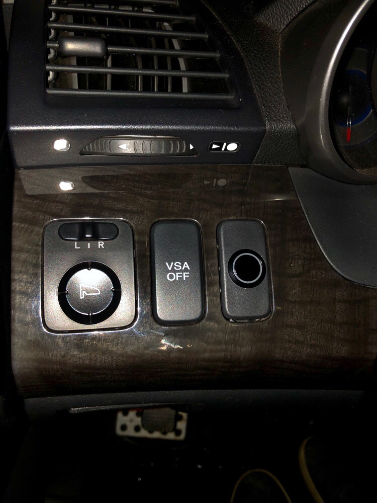 Черненькая круглая с подсветочкой) — Acura MDX (2G)