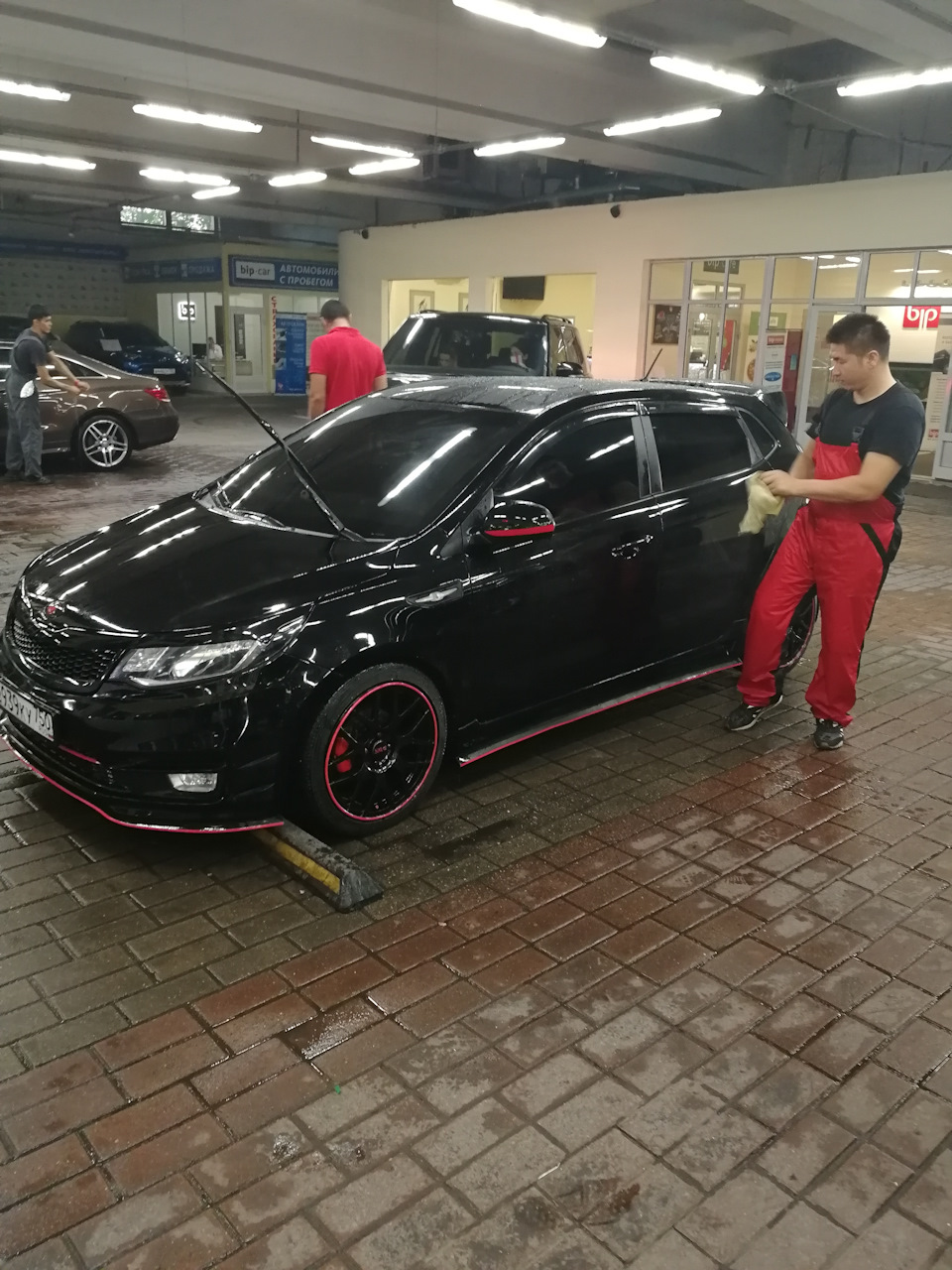 Черно красной машине, черно красного мойщика) — KIA Rio 5-door (3G)