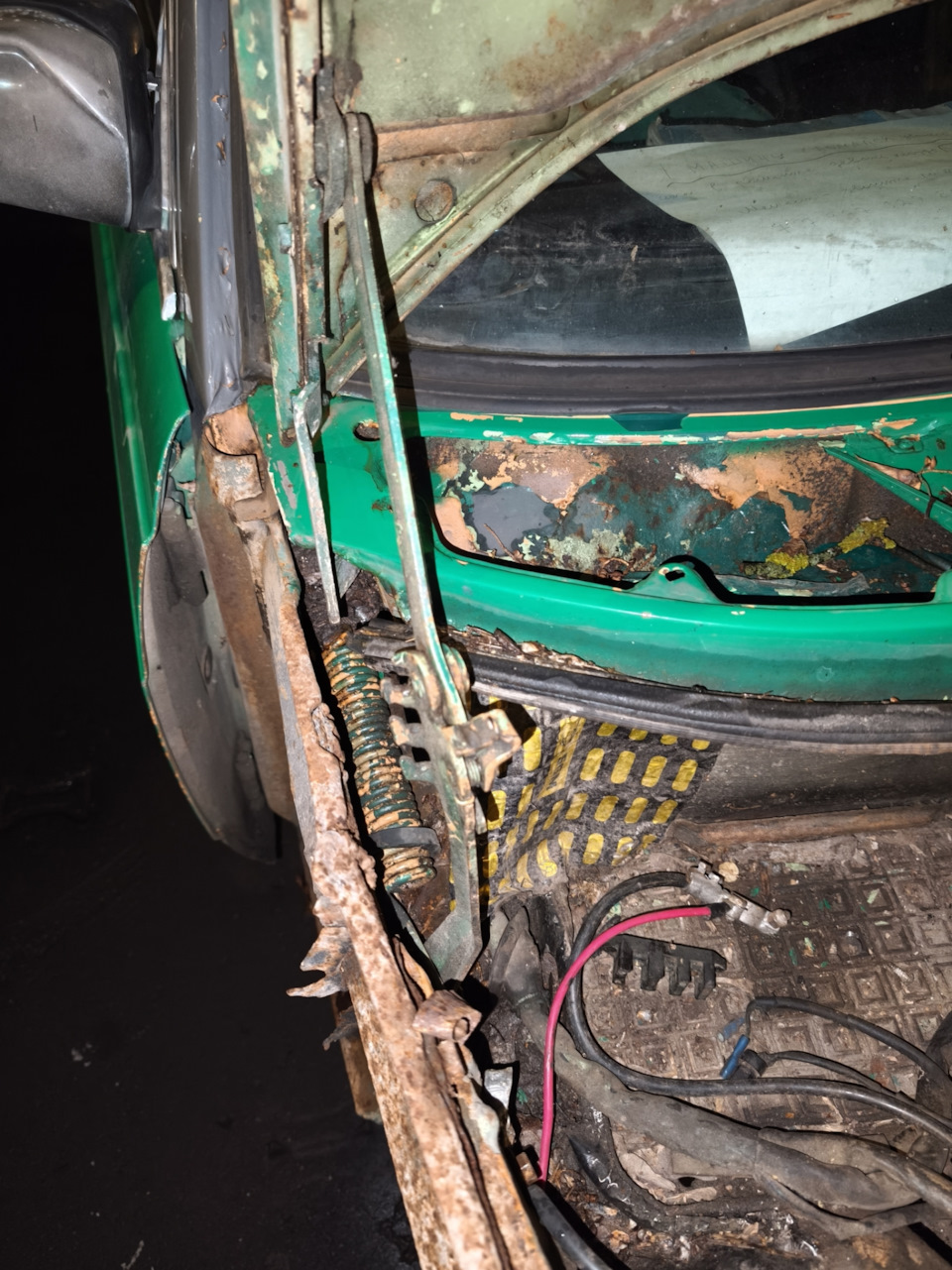 Петли капота ещё живые, оставил пока себе — Mercedes-Benz W123