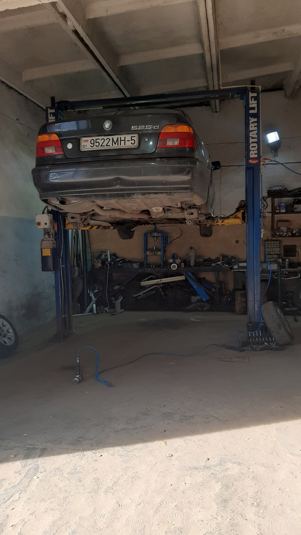 Висит балдеет. — BMW 5 series (E39)