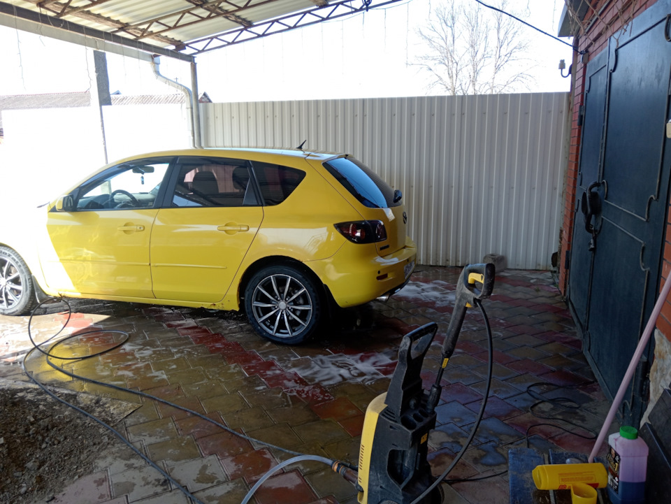 вроде и классная жопка, но будто собака сутулая😅 — Mazda 3 (1G) BK