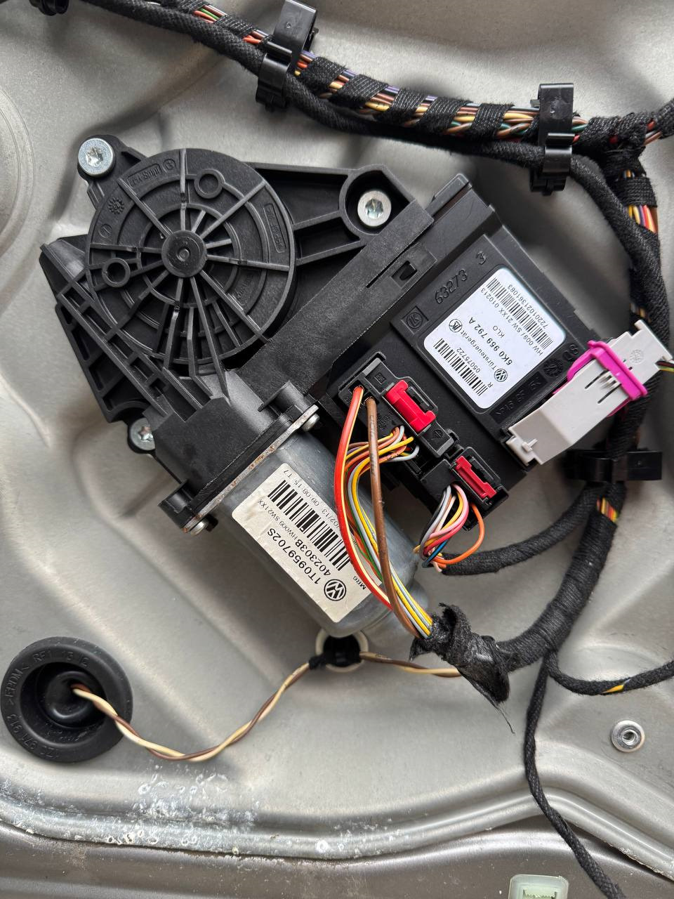 Photo from the logbook Skoda Octavia A5 Mk2. Found on photo: 1T0959702S