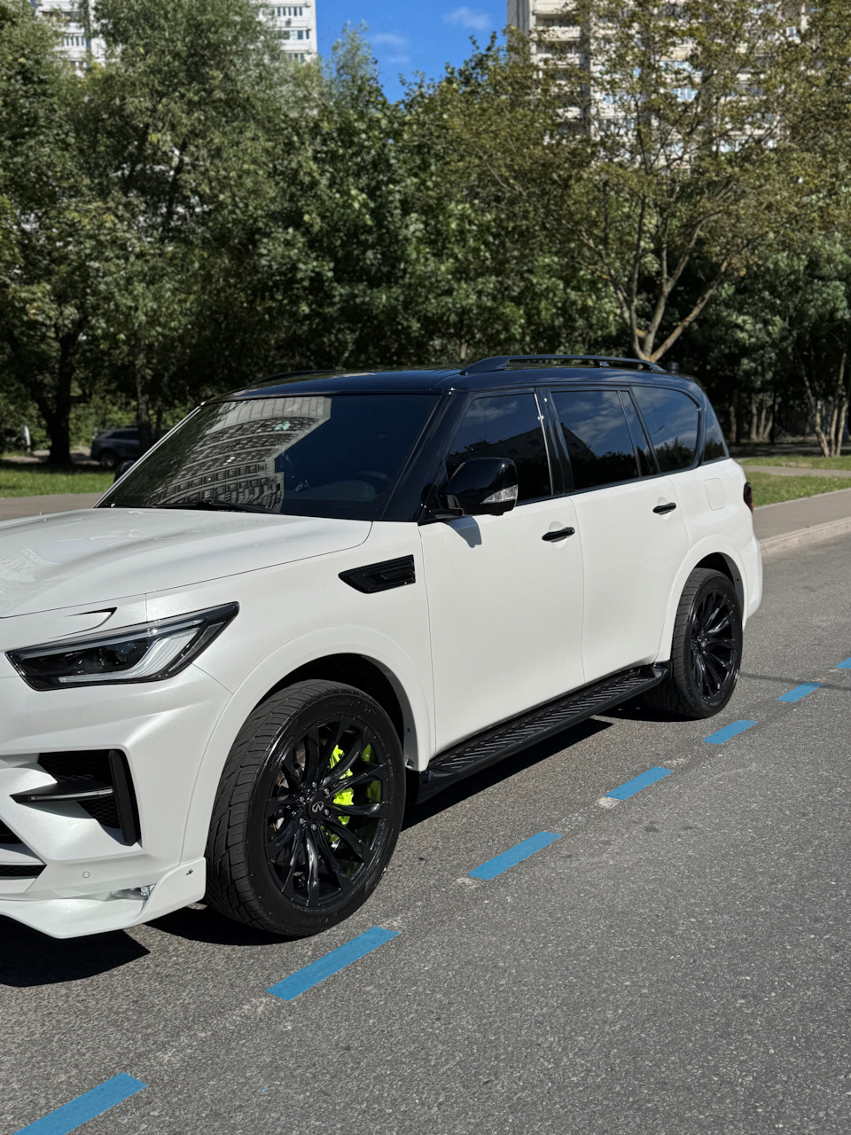На солнышке🦛 — Infiniti QX80 (1G)