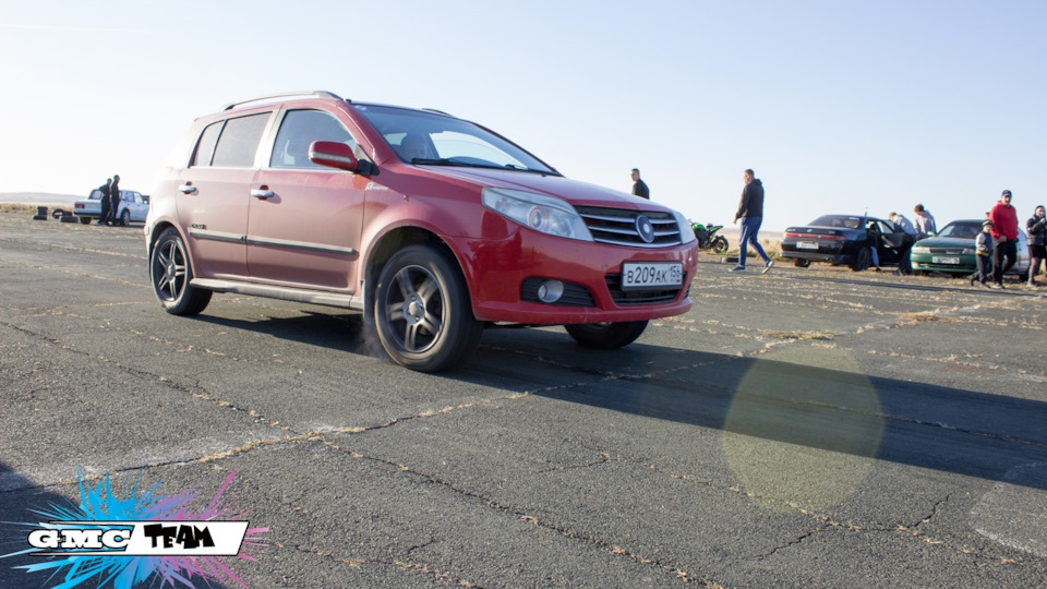 Geely MK Cross красный дракон 红龙