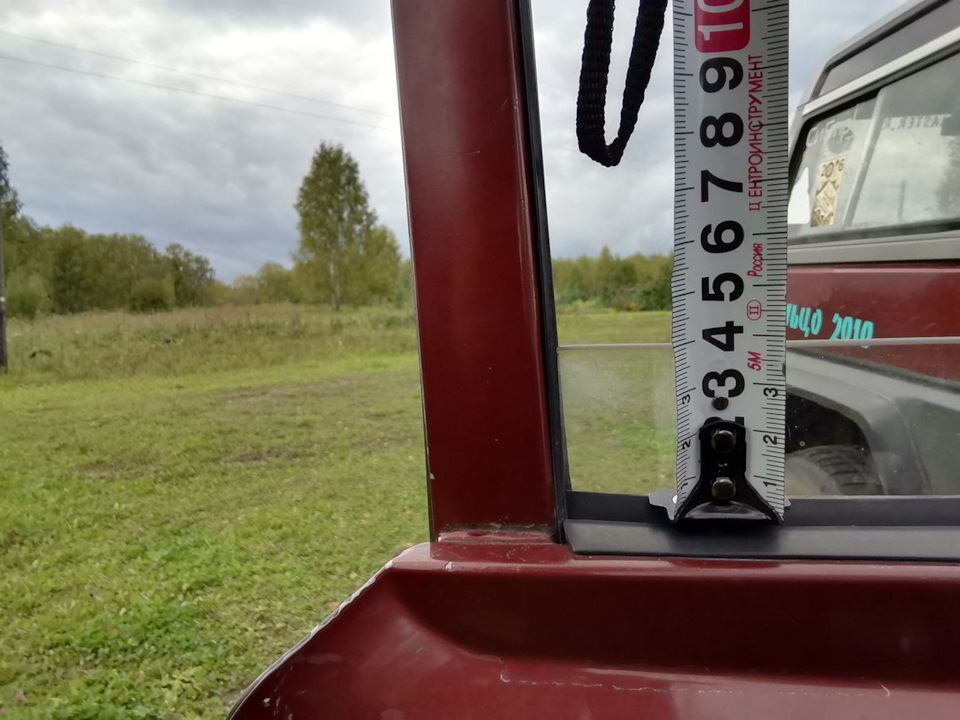 Торчащее стекло при установке подъёмника F300 без переделок — Daihatsu Rugger (F70). Запчасти на фото: 567891