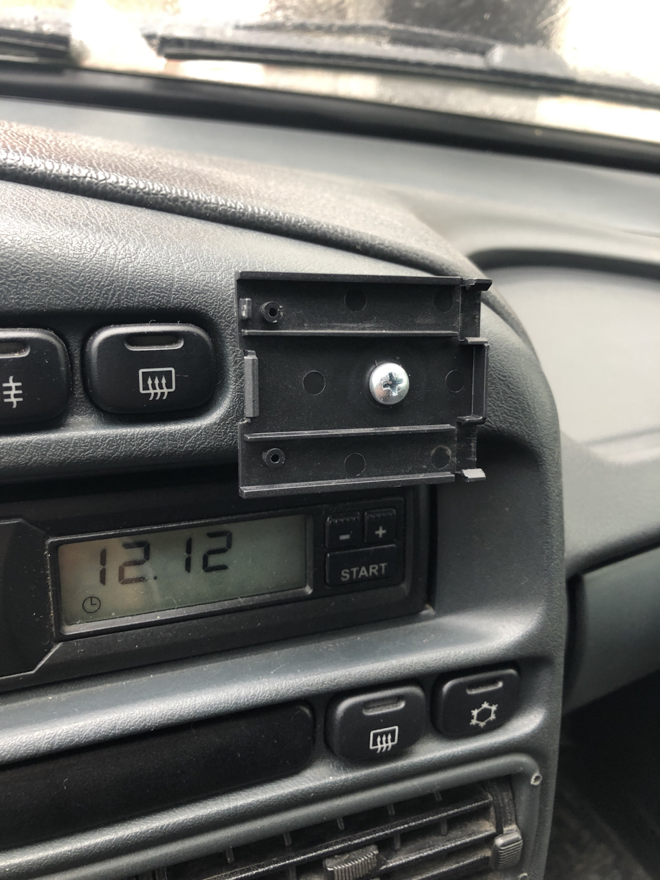 Взял саморез подлиннее — Lada 2114