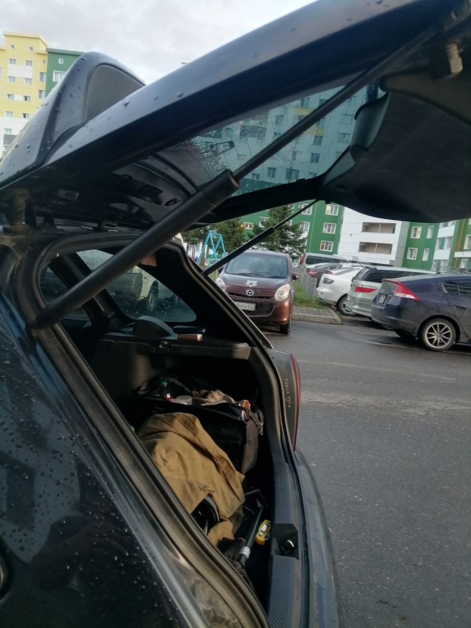 В открытом состоянии — Mazda Familia (BJ)