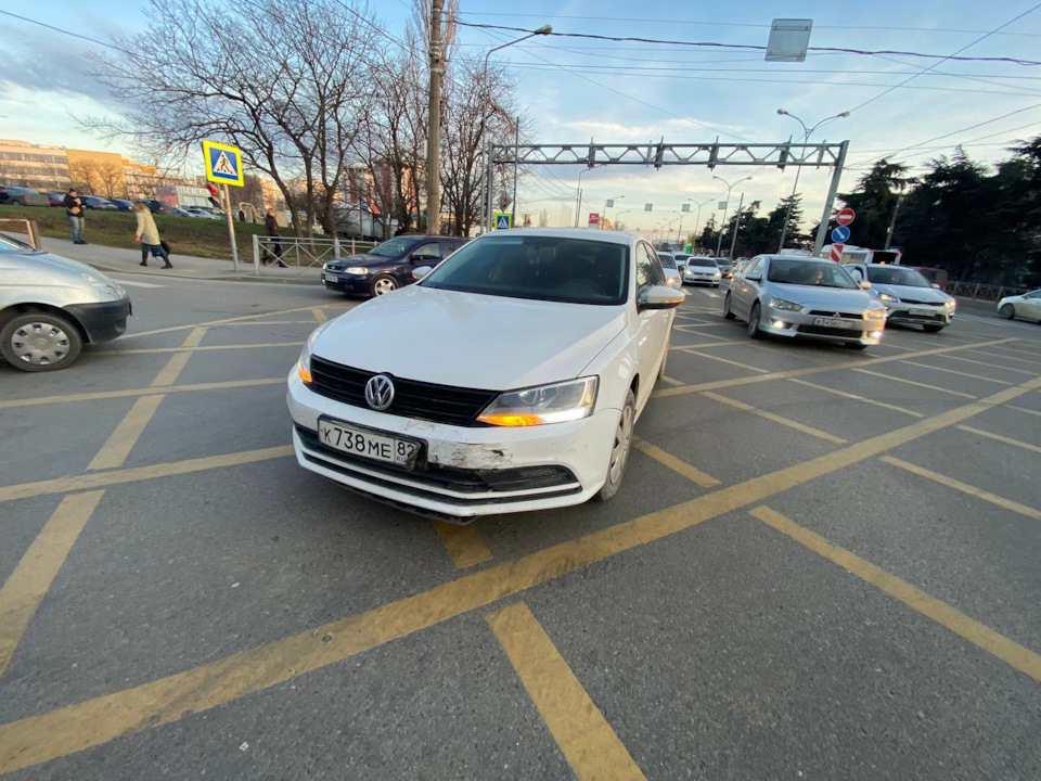 Пострадал, к счастью, только передний бампер и то не сильно — Volkswagen Jetta VI