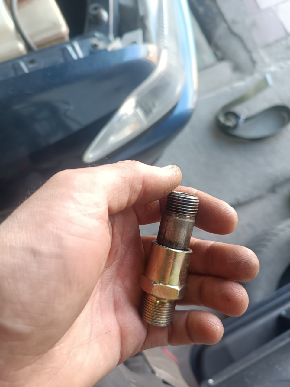 Это выкрученная шестигранником трубка с блока вместе с переходником — Toyota Carina (7G)