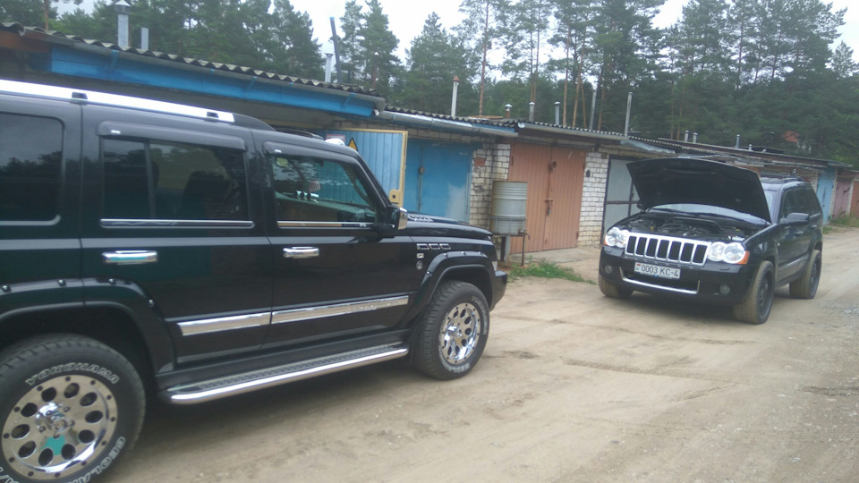Два джипа — Jeep Grand Cherokee (WK). Запчасти на фото: B0003