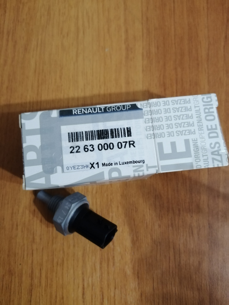 226300007R 2хконтактный датчик — Renault Fluence. Запчасти на фото: 226300007R