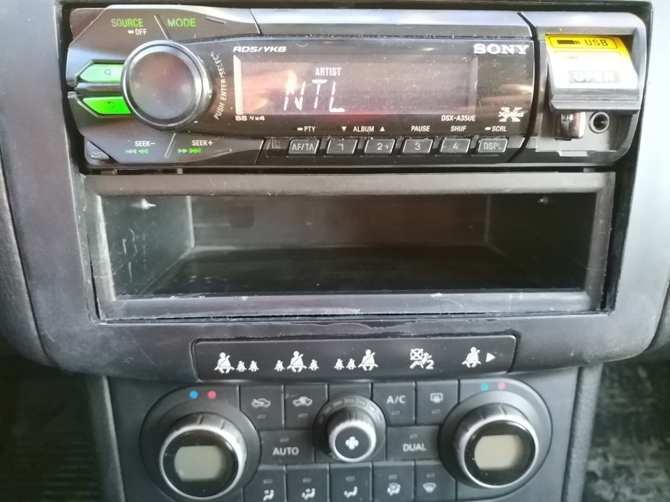 Ну и любимая музыка теперь всегда с собой — Nissan Qashqai (1G). Запчасти на фото: DSXA35UE