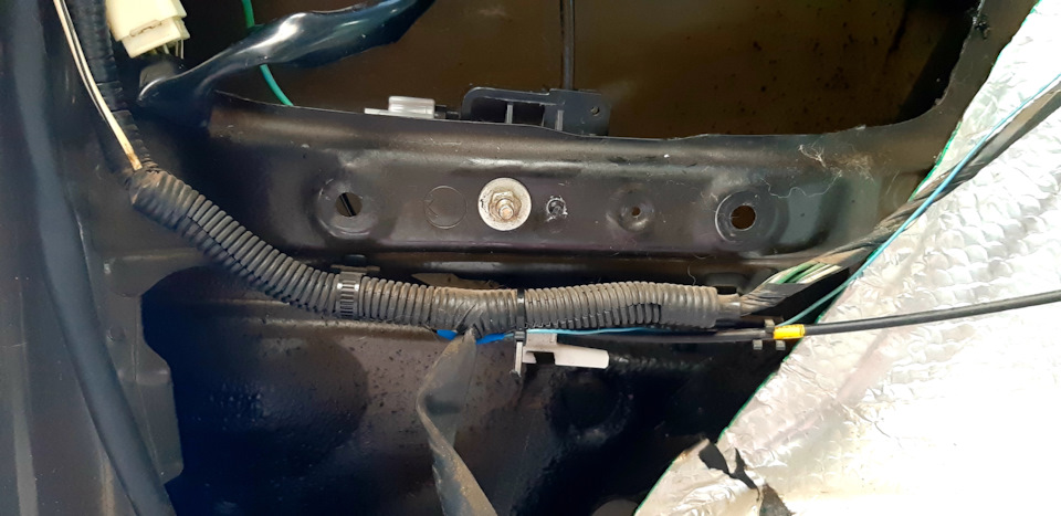 Прикручиваем активатор, заведя фиксатор активатора в открытое отверстие. — Toyota RAV4 (II)