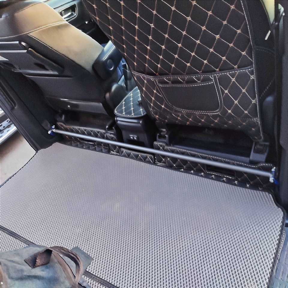Распорка находится в верхнем положении, над воздуховодами. — Toyota Noah (3G)