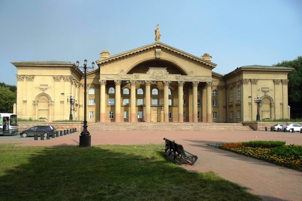 Дворец культуры Челябинского металлургического комбината (ЧМК), 1957 г., (архитектор А. Зайцев). Трехчастная объёмная композиция решена на основе центрально-осевого построения. Центральный объём акцентирован на главном фасаде 8-колонным портиком коринфского ордера, увенчанным трёхугольным фронтоном. Фронтон украшает скульптура «Мир», 1957 г. (скульптор А.В. Врубель), выполненная из бетона с мраморной крошкой. К сожалению, сейчас зданию необходим капитальный ремонт, с тыльной стороны оно выглядит довольно плачевно. Фотография была взята из интернета. — Lexus LX (UZJ100)