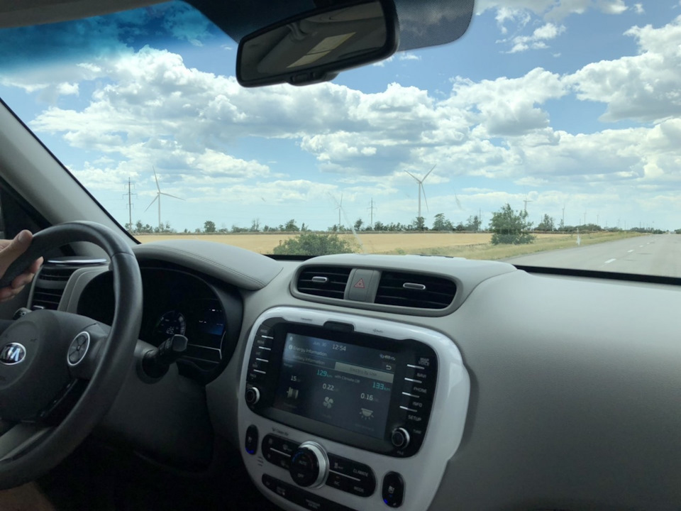 Трасса от Бердянска до Мелитополя: желтые поля и синее небо — KIA Soul EV (2G)