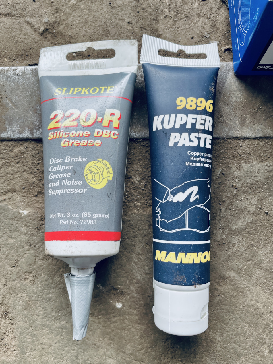 Смазка суппорта дискового тормоза силиконовая HUSKEY Slipkote 220-R и медная смазка MANNOL Kupferpaste 9896 для пластин. — Lexus CT 200h