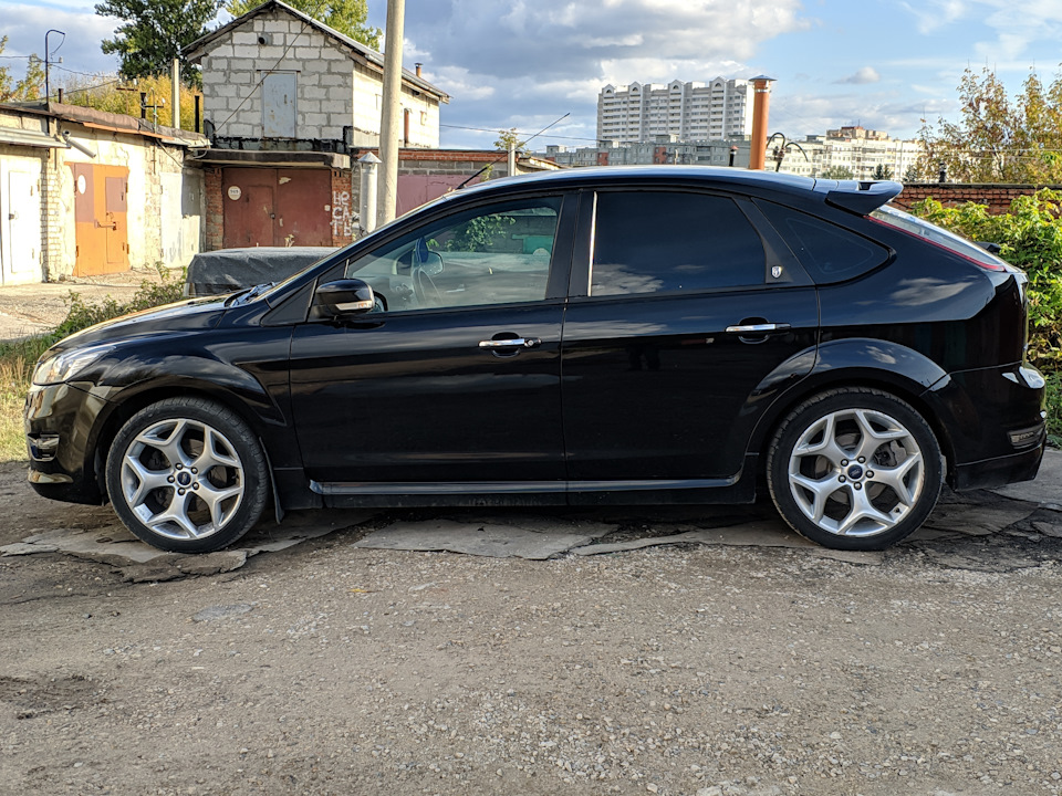 Вид сбоку ST бампер + ST пороги + накладка Zetec — Ford Focus Hatchback II