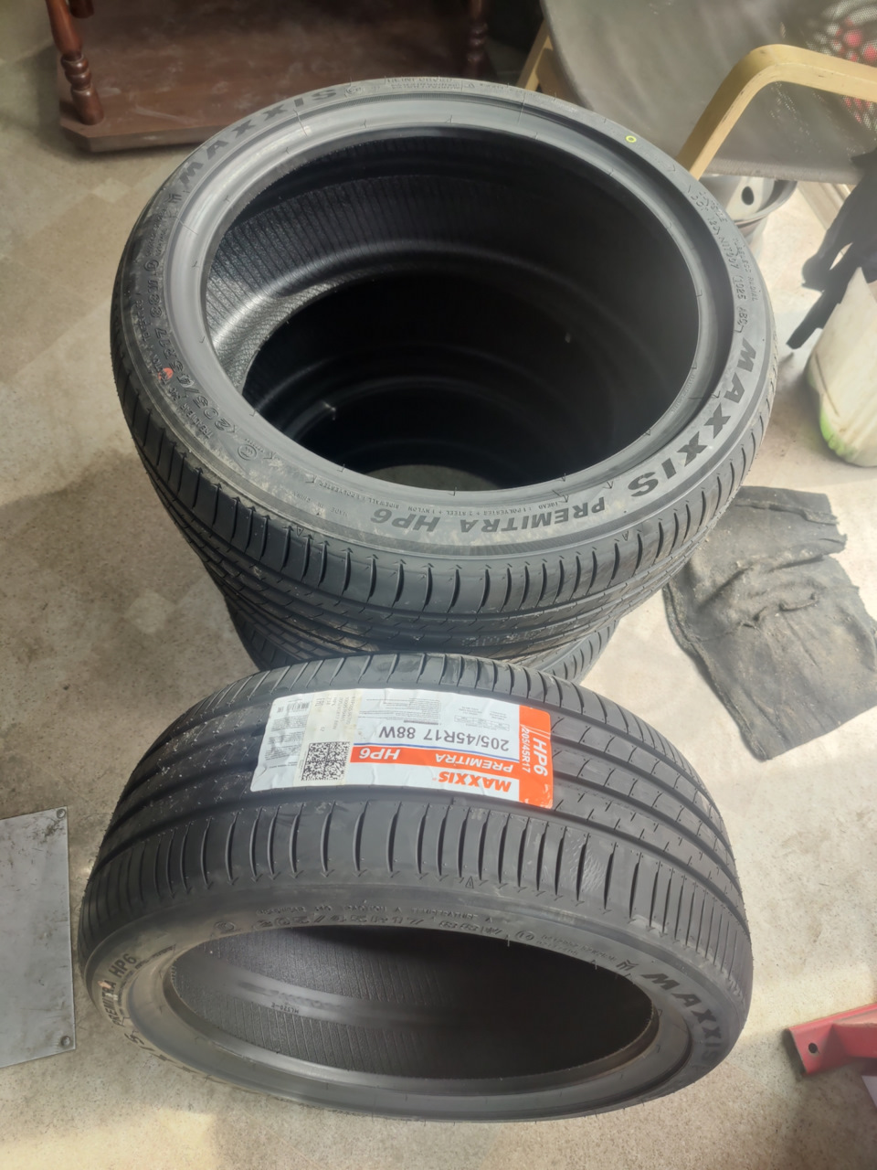 какой-то Махус — Toyota Corona Premio (T210). Запчасти на фото: Maxxis Premitra HP6 205/45R17