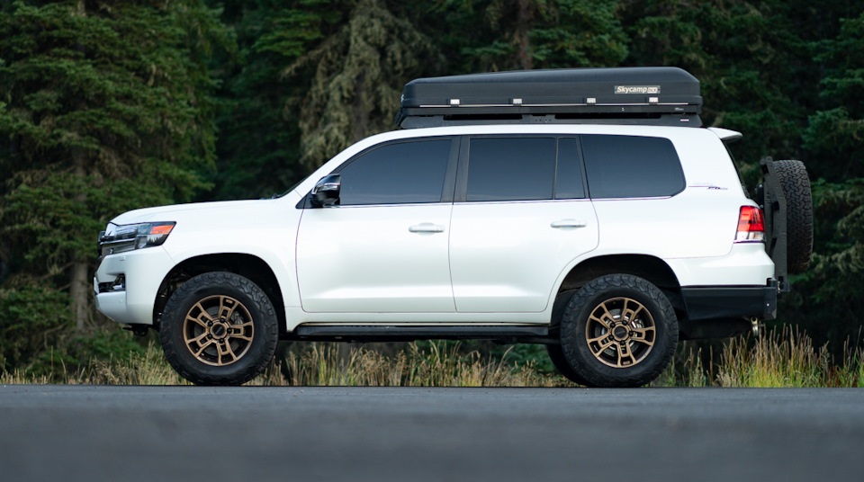 Тут кто-то уже приколхозил задний силовой бампер — Toyota Land Cruiser 200