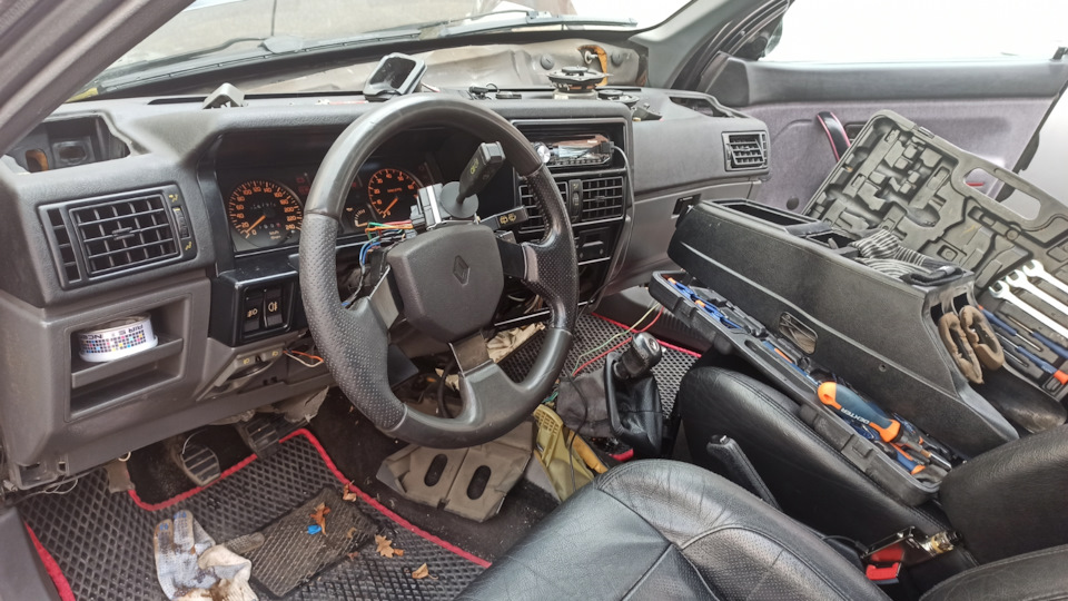 Страх и ненависть в салоне — Renault 19