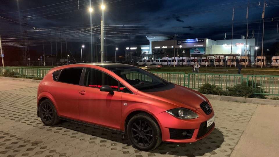 SEAT Leon Красный Лев