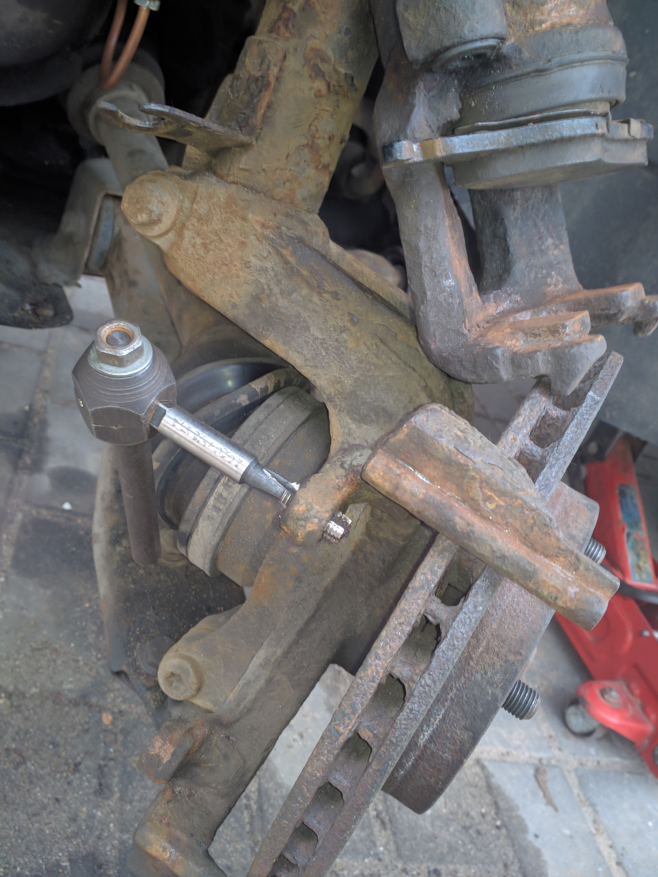 окончание нарезки резьбы М10x1.25 — Ford Focus Sedan I