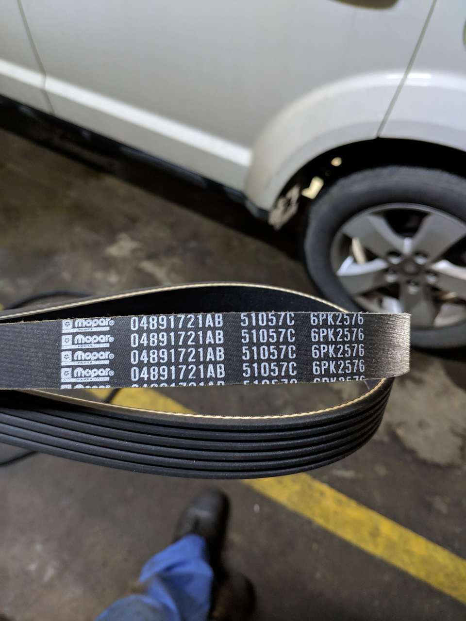 Фото в бортжурнале Dodge Journey. Запчасти на фото: 04891721AB, 6PK2576