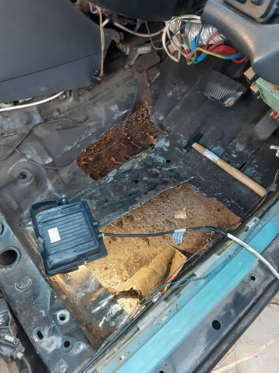 Тут уже подзачищена ржа и обрезана вся гниль — Toyota Carina ED (3G)