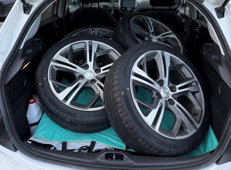 Фото в бортжурнале Peugeot 208 (1G)
