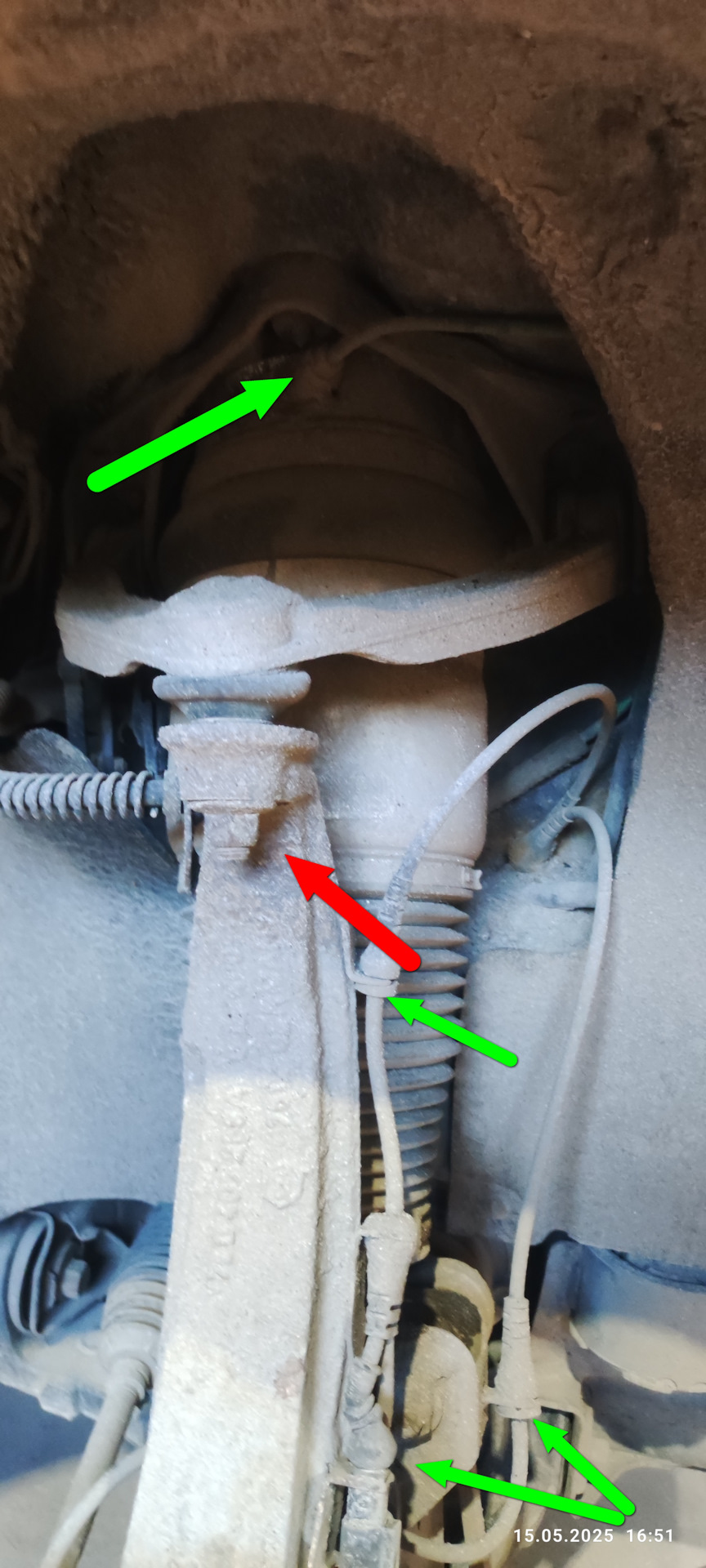 Откручиваем верхнюю шаровую и вынимаем провода из фиксаторов — Volkswagen Touareg (1G)