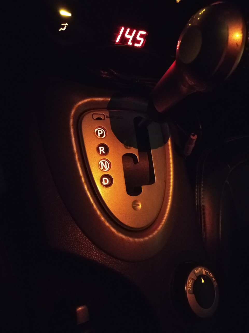 А это общий вид с дополнительной подсветкой из зеркала — Nissan Qashqai (1G)