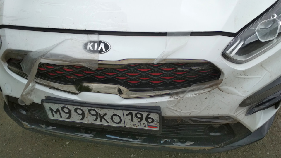 Заклеивал морду, эффект порадовал. Обычная канц пленка, клея не оставила — KIA Cerato (4G)