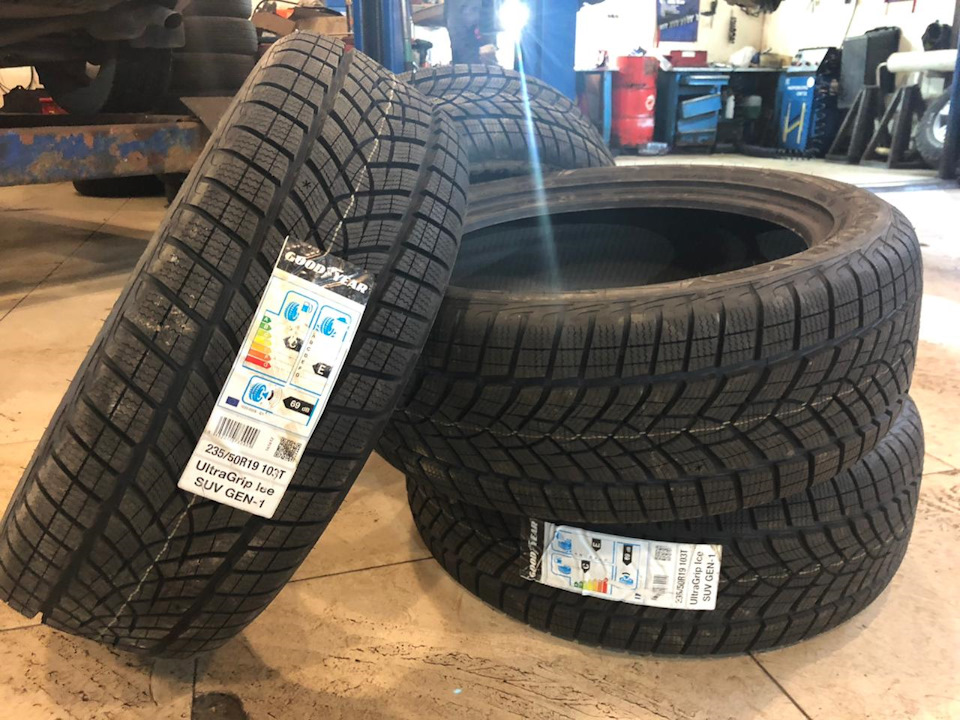Новые тапки — Toyota RAV4 (IV). Запчасти на фото: Goodyear Eagle ultragrip, Goodyear UltraGrip Ice SUV GEN-1