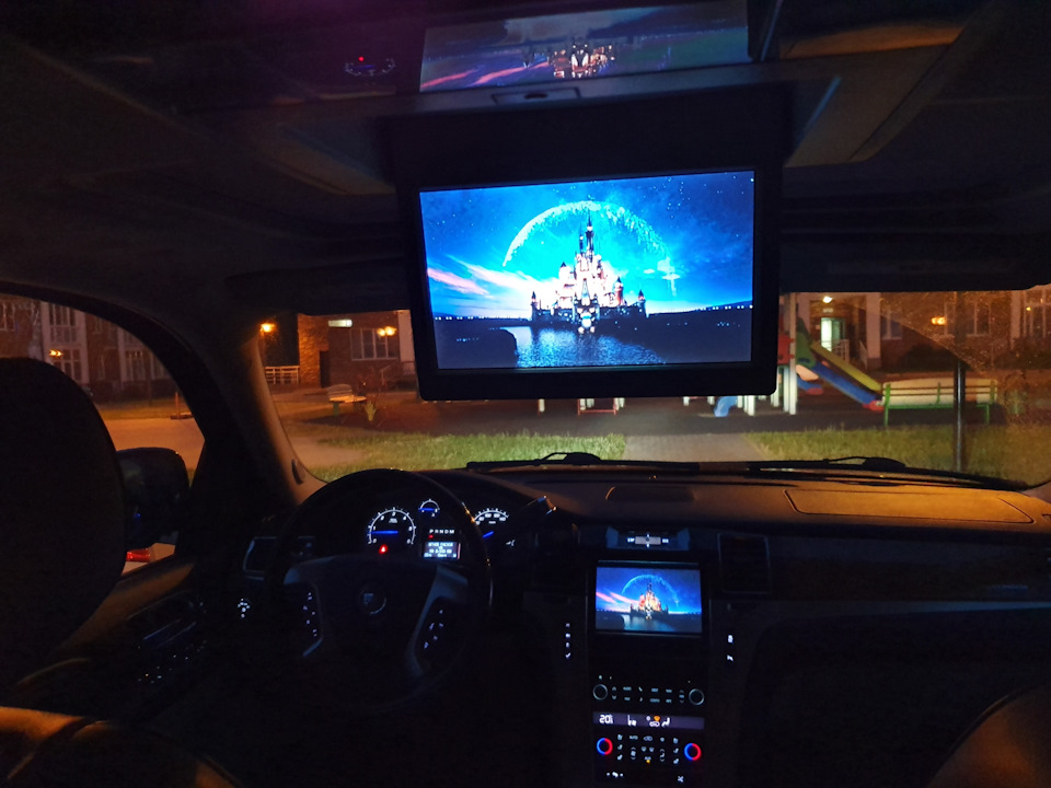 Любимая диснеевская заставка теперь на двух экранах! — Cadillac Escalade (3G)