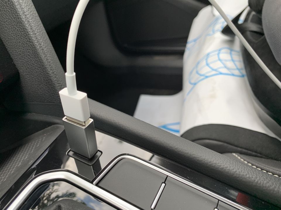 Вот так подключен айфон через обычный штатный кабель и переходник — Volkswagen Passat B8
