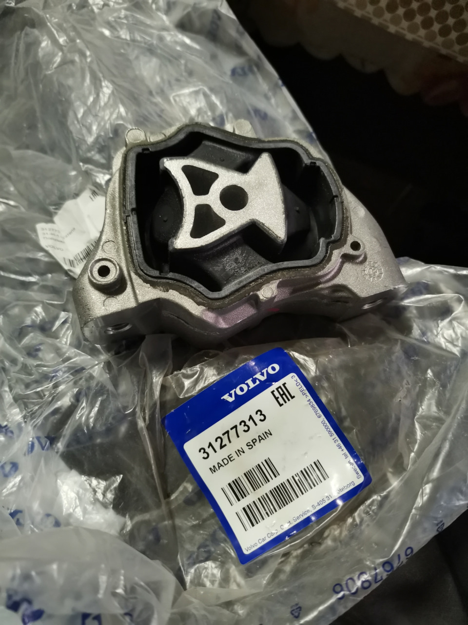 Попутно была заменена при сборке одна из подушек двигателя — Volvo XC60 (1G). Запчасти на фото: 31277313