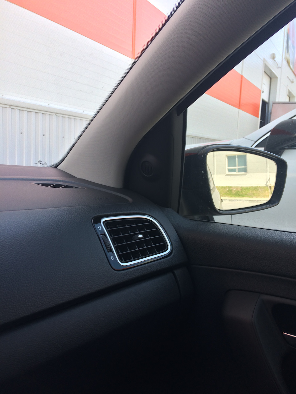 3 — Volkswagen Polo Sedan