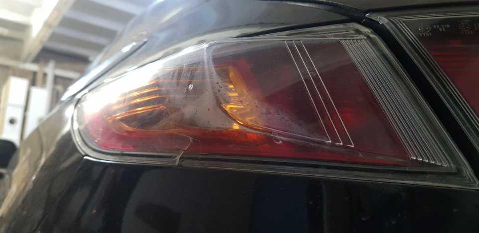 Налет внутри фонаря — Honda Civic Hatchback (8G). Запчасти на фото: R0210