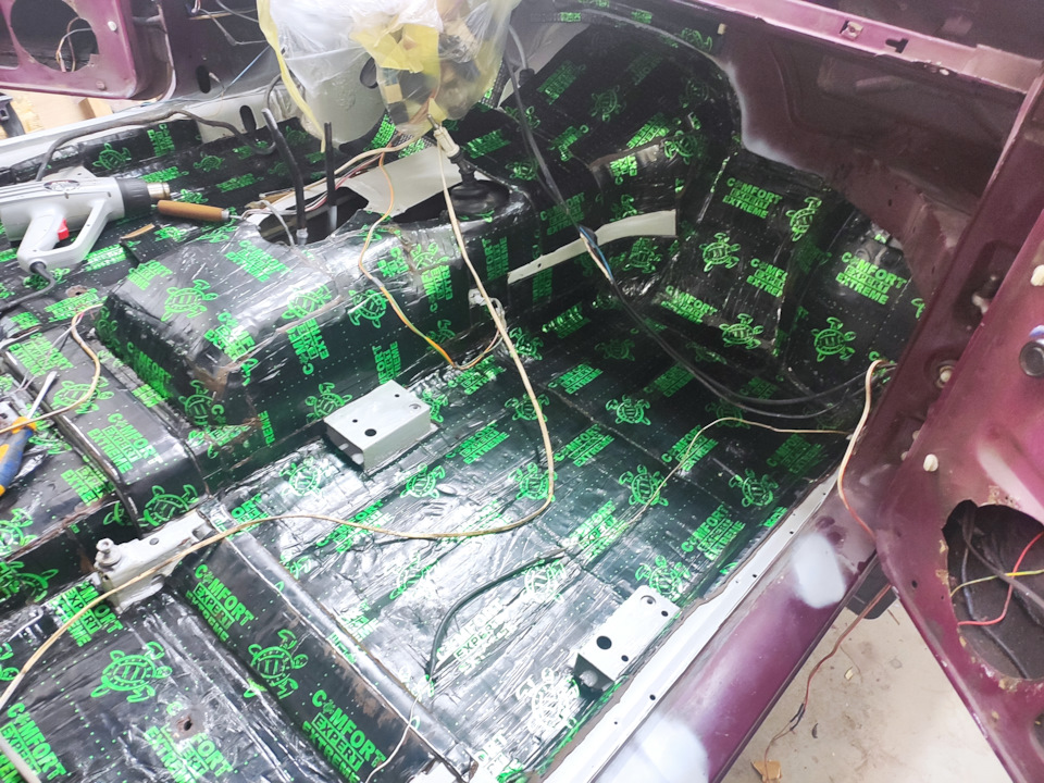 Comfort mat extreme-6мм, клеить только с феном, в холодном состоянии по гибкости похож на лист алюминия 2 мм — Lada 4x4 3D