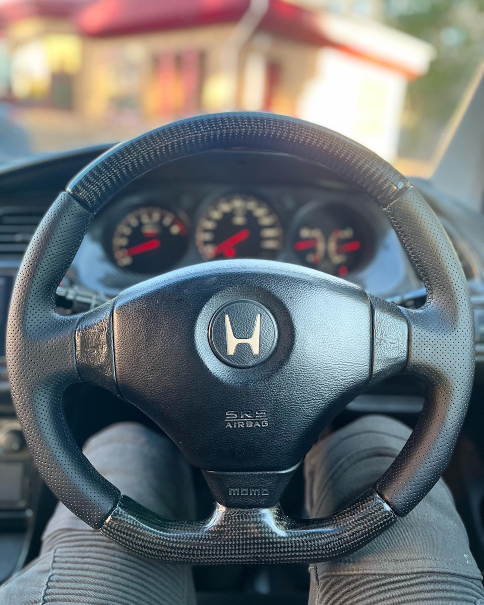 перешит полностью двумя видами кожи (сам корпус тоже) — Honda Accord (6G)