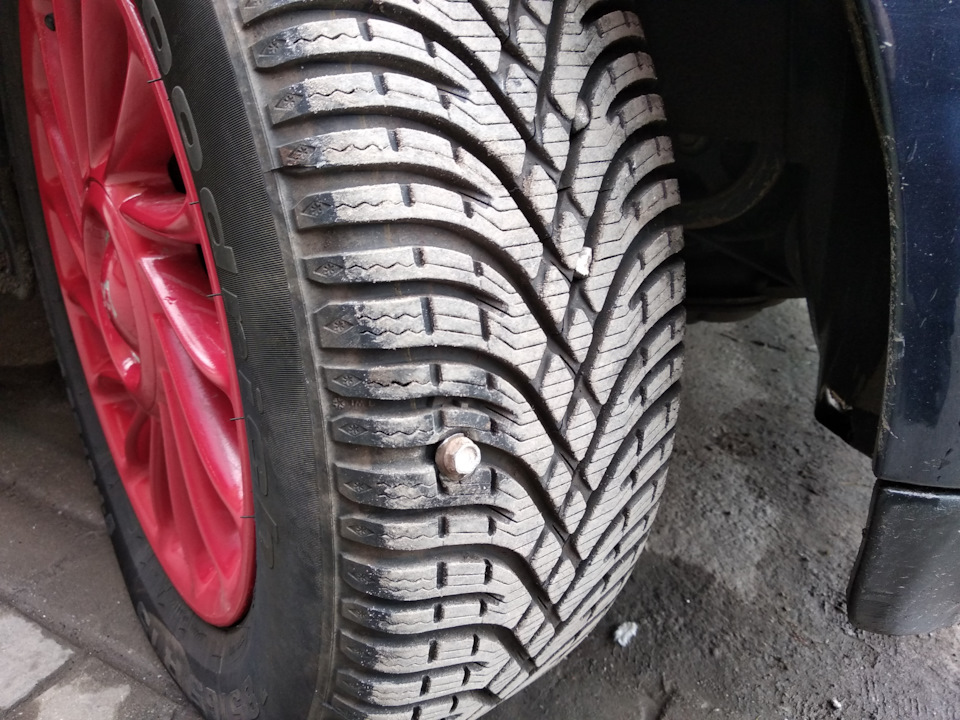 Протектор новой резины BFGoodrich G-Force Winter 2. На фото первый и единственный прокол за 6 лет эксплуатации! — Toyota bB (1G). Запчасти на фото: BFGoodrich G-Force Winter 2