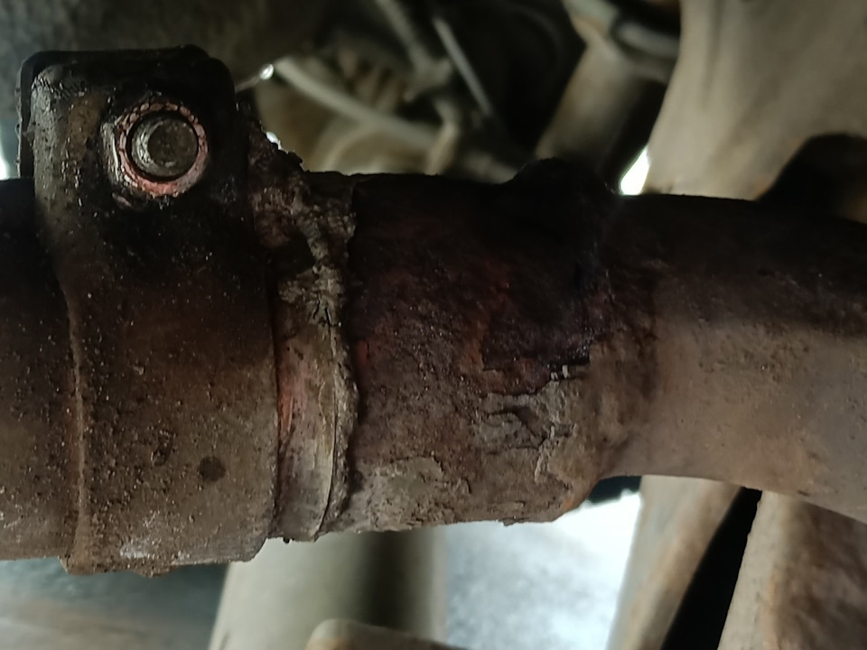 Хомут пока держал, но вот остаток трубы от старого ремонта прогорела. — Nissan Almera II (N16)