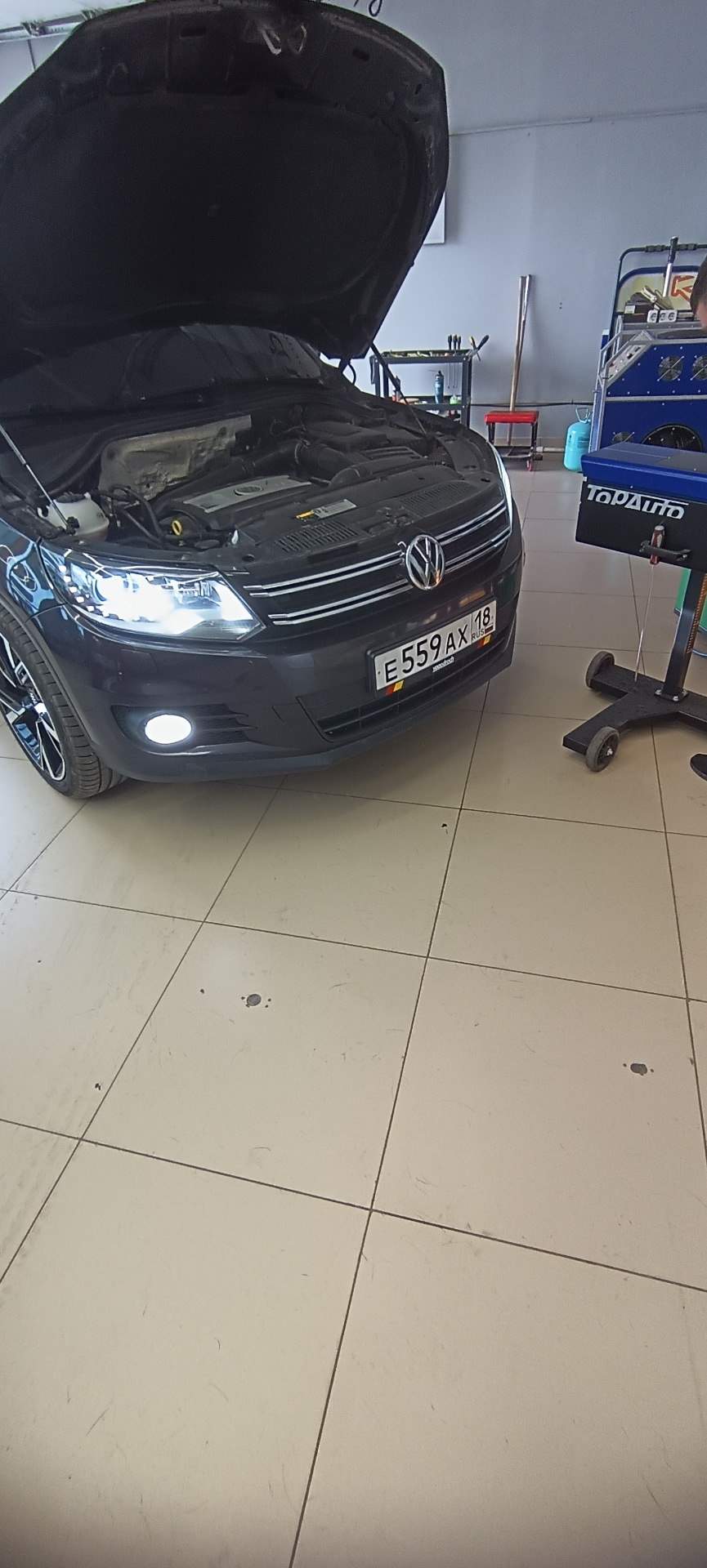 Так же заехал на регулировку фар, по причине что очень низко светили. — Volkswagen Tiguan (1G)
